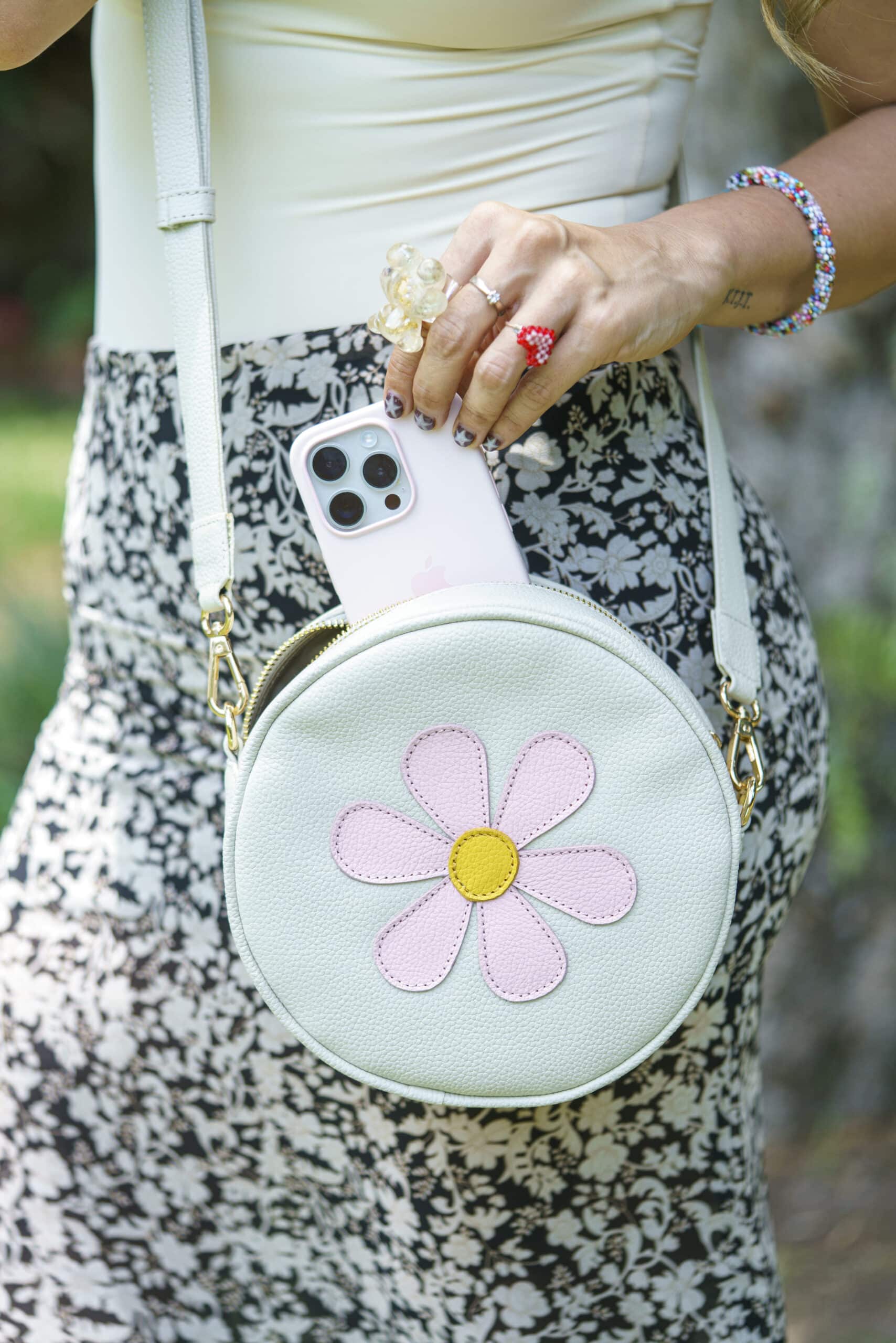 Cartera Giordana blanco humo + flor - Imagen 5
