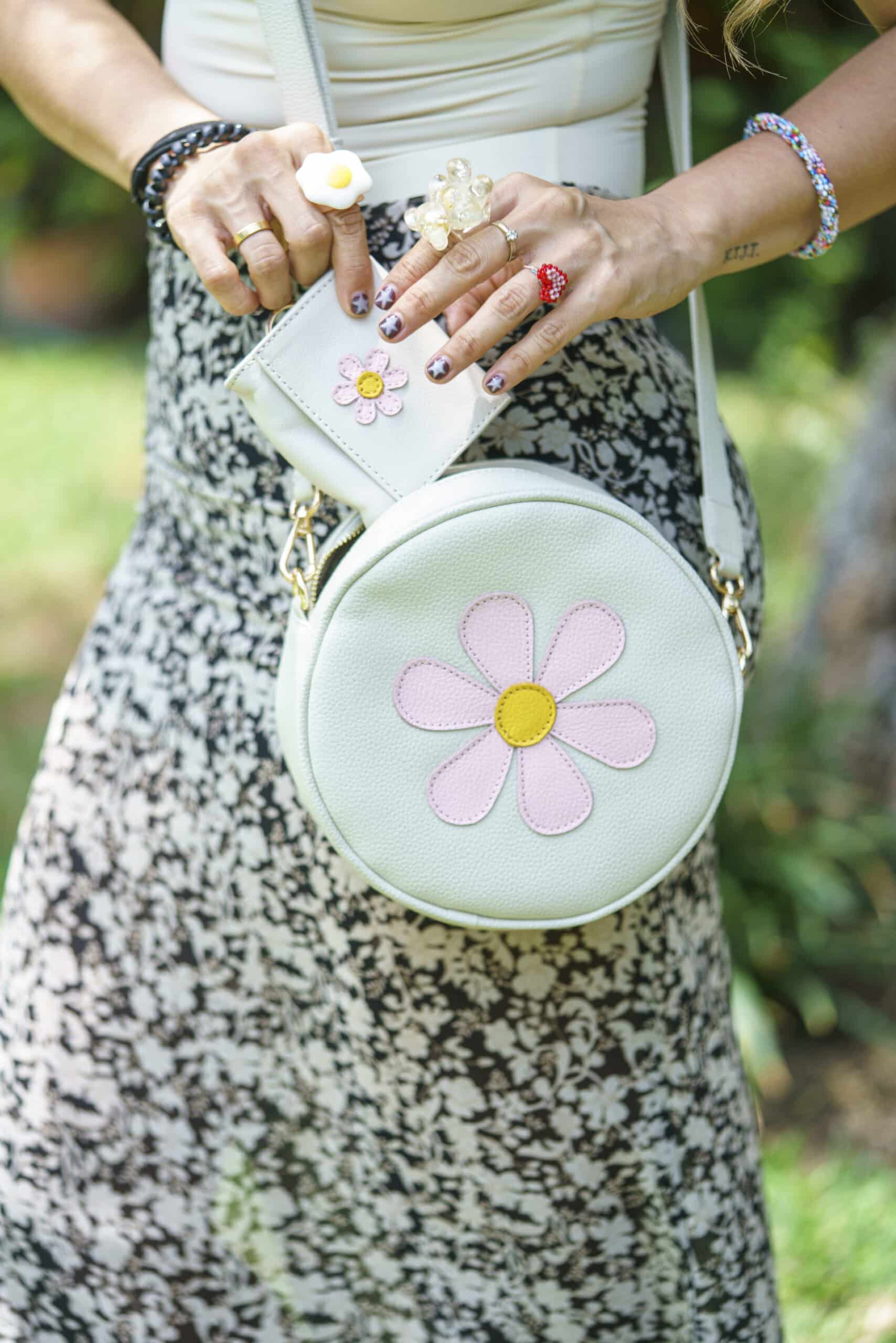 Cartera Giordana blanco humo + flor - Imagen 4